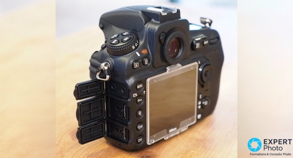 Nikon D810A côté gauche, trois trappes connectique ouvertes montrant ports HDMI USB micro et casque, écran LCD visible