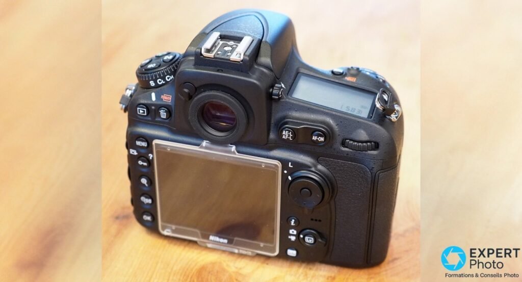 Nikon D810A vu de derrière, écran LCD 3,2 pouces fixe avec cache transparent, boutons AE-L AF-L AF-ON et molettes