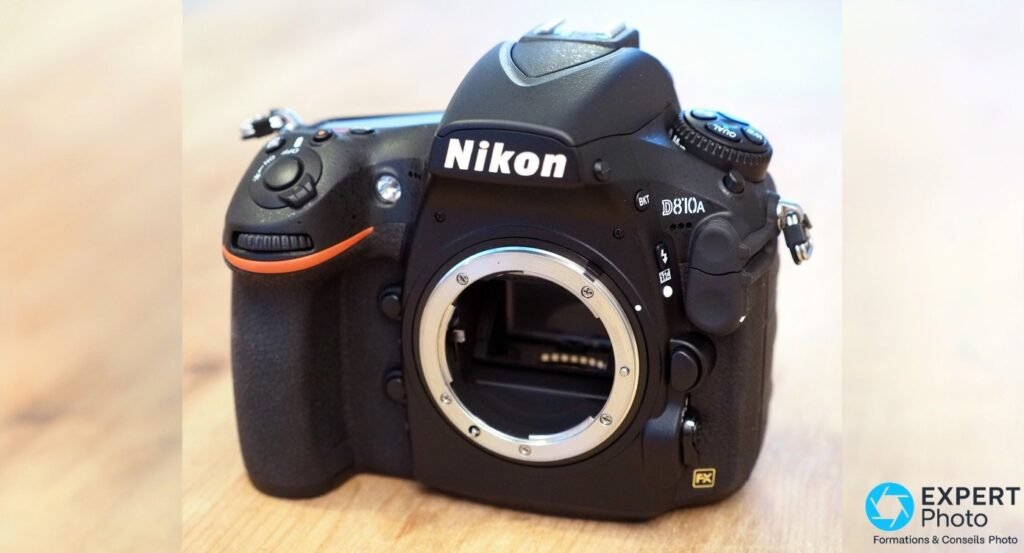Nikon D810A de face sans objectif, monture Nikon F en métal visible, logo Nikon et inscription D810a lisibles, badge FX