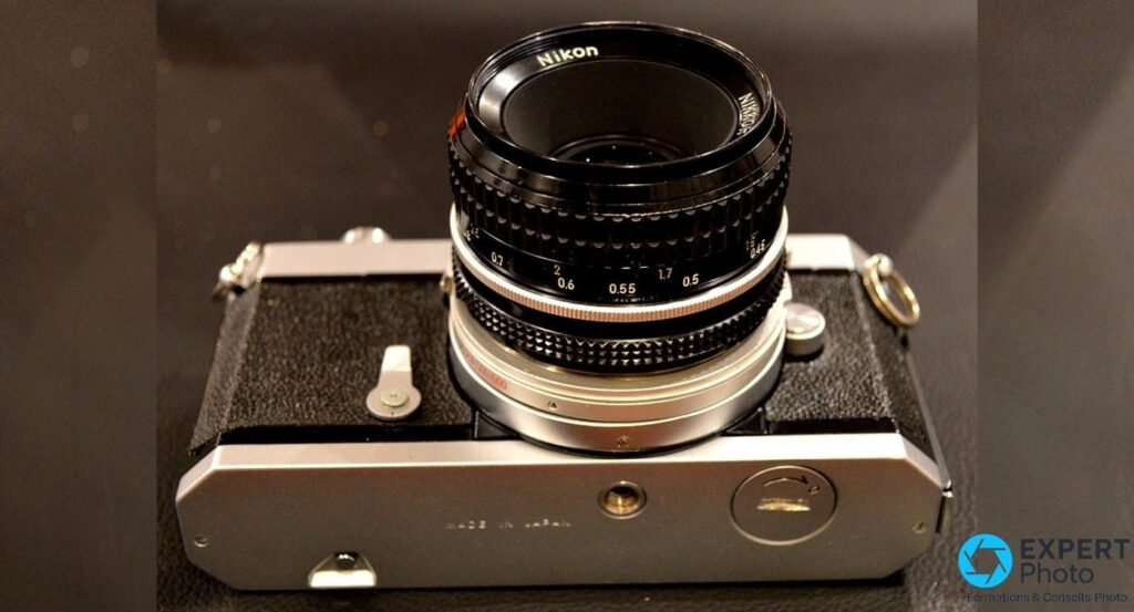  Détail du Nikkormat FT : bague de vitesses autour de la monture, échelle ASA, plaque Nikkormat et fourchette de couplage