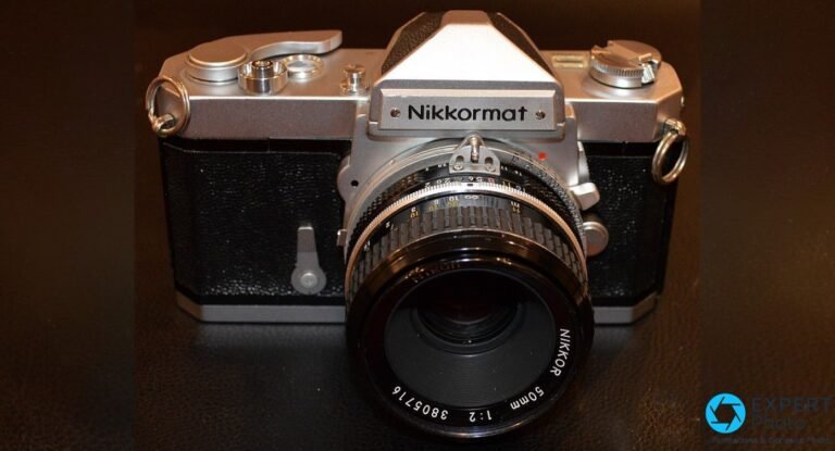 Monture Nikon F du Nikkormat FT vue de face, plaque Nikkormat visible, miroir et rideau d'obturation apparents