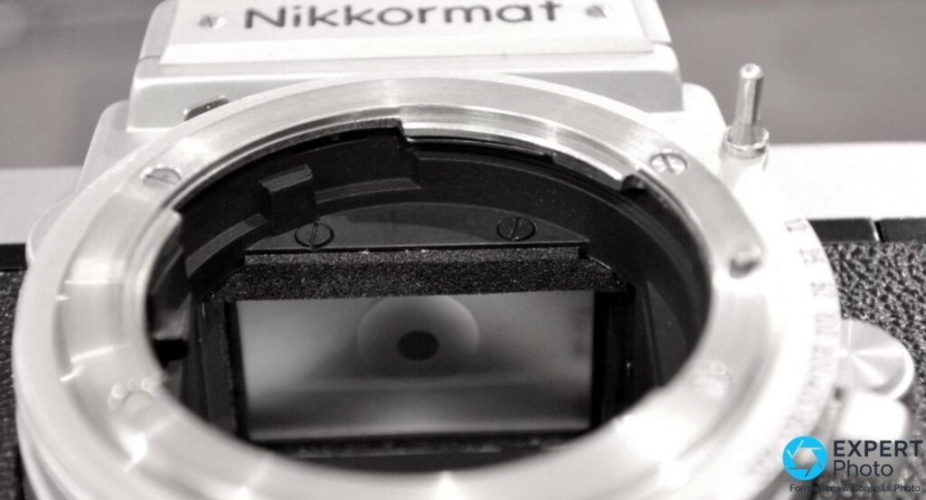 Nikon Nikkormat FT vu de l'arrière avec Nikkor, semelle visible et mention Made in Japan 