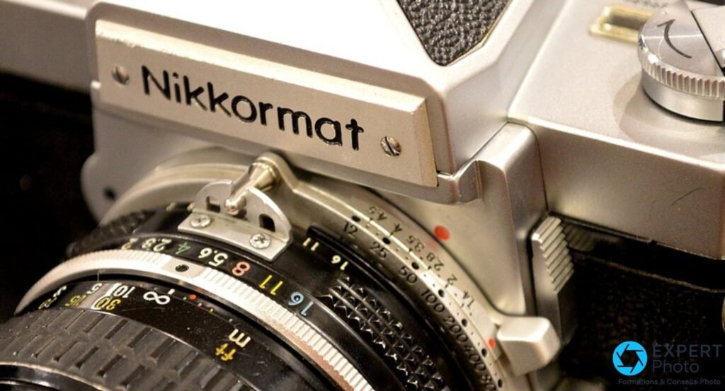 Nikon Nikkormat FT vu de dessus avec Nikkor 50 mm f/2, levier d'armement et molette de rembobinage visibles 