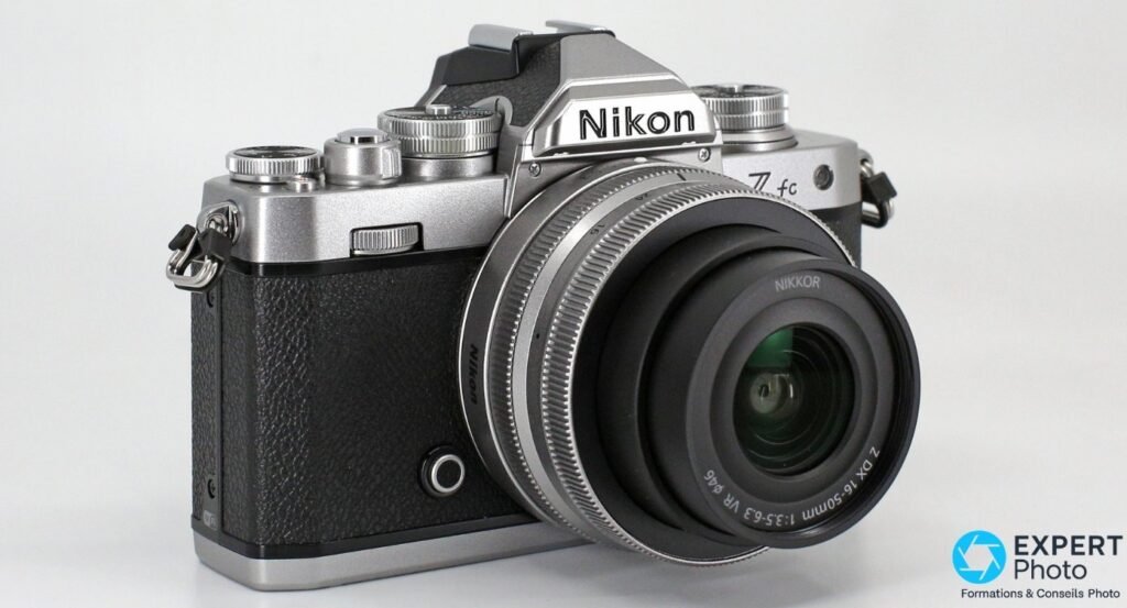  Nikon Z fc argenté avec NIKKOR Z DX 16-50 mm VR, angle trois quarts avant gauche, fond studio blanc. 
