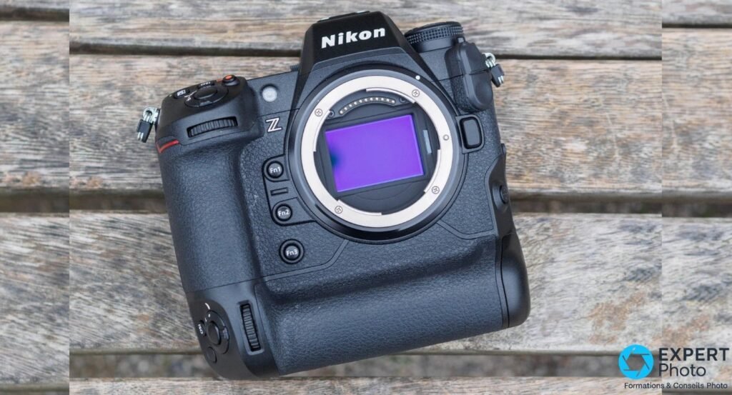 Nikon Z9 sans objectif vu en plongée, capteur plein format visible et monture Nikon Z exposée, sur planches de bois