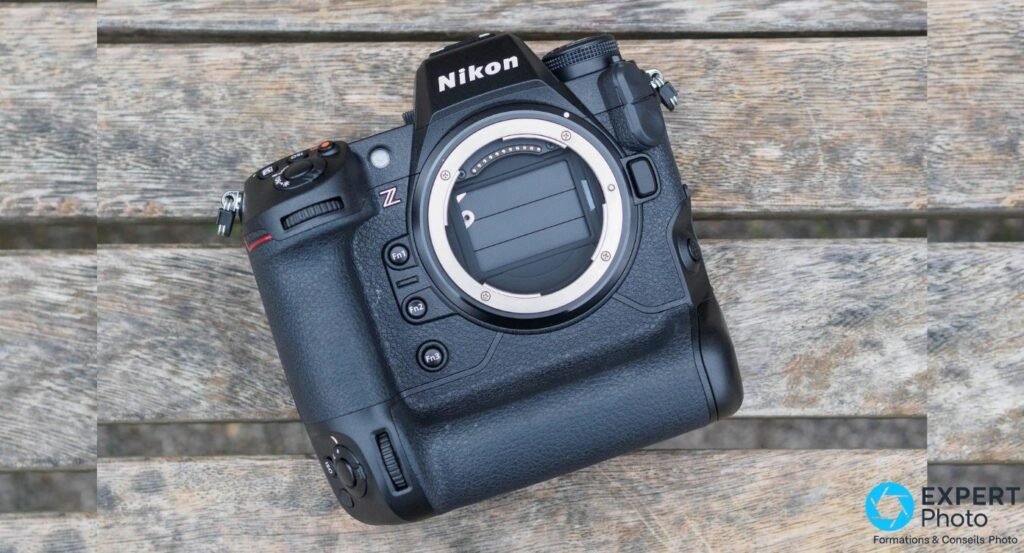 Nikon Z9 sans objectif vu en plongée, rideau d'obturateur fermé au centre de la monture, sur planches de bois 