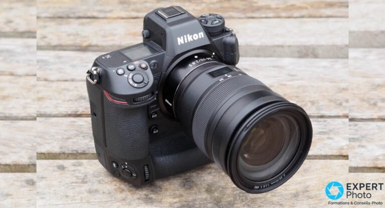 Nikon Z9 avec objectif Nikkor Z 24-70 f/2.8 S posé sur planches bois, vue trois quarts avant droite, cadrage dégagé