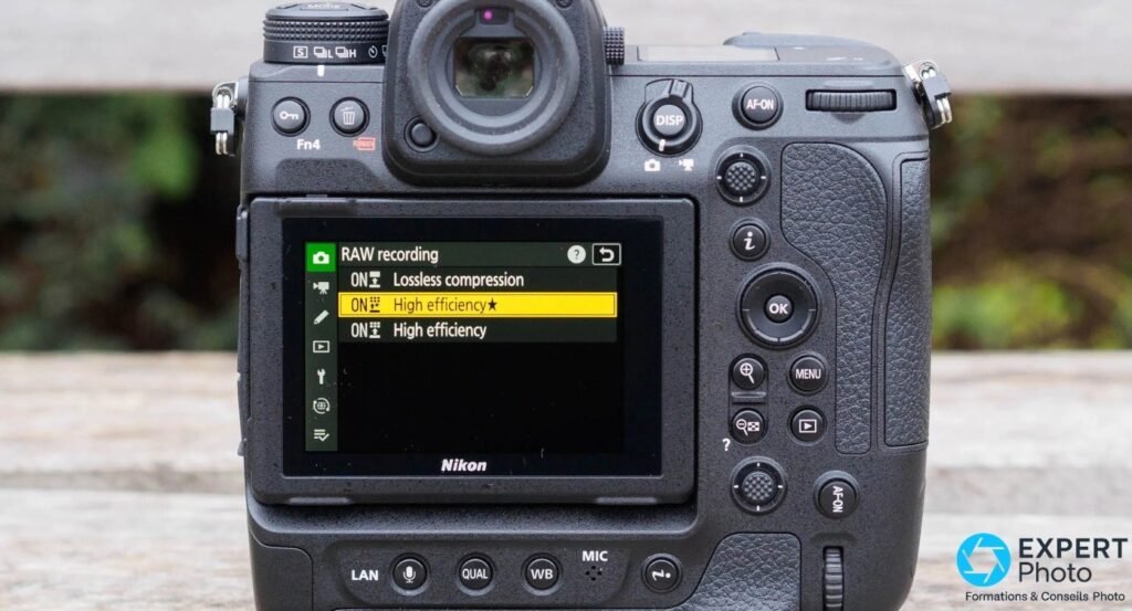 Nikon Z9 vu de dos, écran arrière allumé affichant le menu RAW recording avec options Lossless et High efficiency