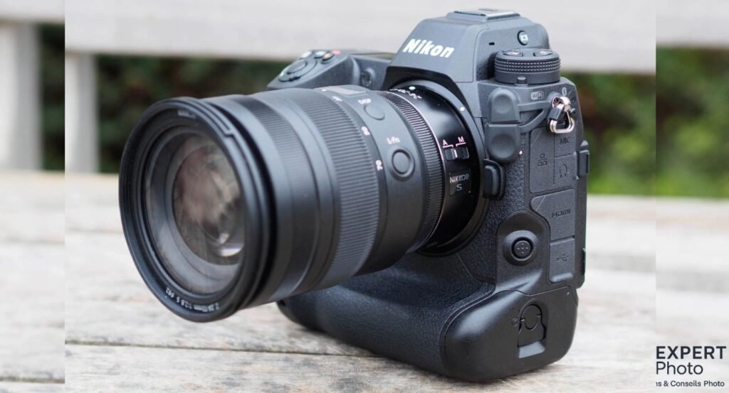 Nikon Z9 avec objectif Nikkor Z 24-70 f/2.8 S en trois quarts côté, badge NIKKOR S visible sur le fût de l'objectif