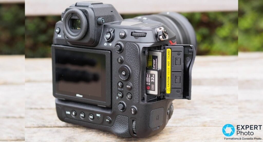 Nikon Z9 vu de dos, trappe carte latérale ouverte avec carte CFexpress Lexar Professional 32 Go insérée
