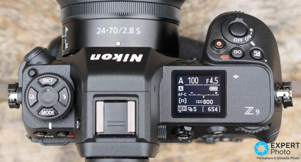 Nikon Z9 vu de dessus avec objectif 24-70 f/2.8 S, écran LCD supérieur affichant mode A, F4.5, ISO 800 et AF-C