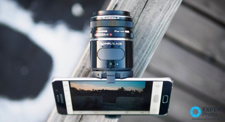 Olympus AIR A01 avec objectif M.Zuiko 17mm f/1.8 et smartphone Samsung en configuration verticale, LED d'allumage verte