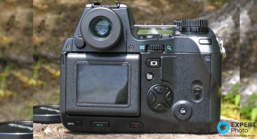 Olympus E-20 vu de dos, œilleton du viseur optique, écran LCD arrière, pavé directionnel et bouton OK visibles