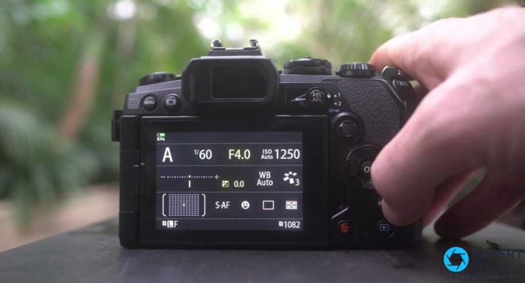 
Dos de l'Olympus OM-D E-M1 Mark III, écran affichant le Super Control Panel avec mode A, F4.0, ISO 1250, WB Auto. 