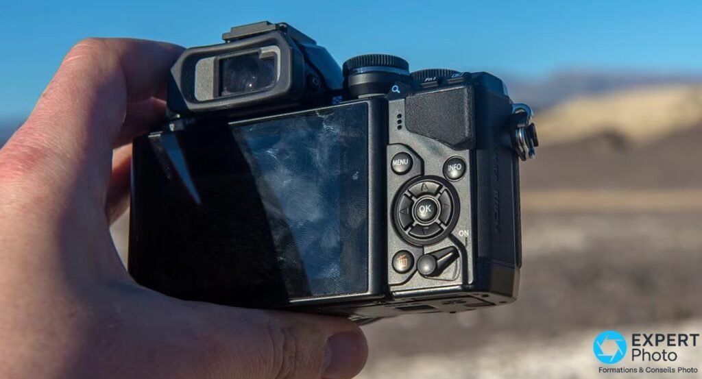 Arrière du boîtier Olympus OM-D E-M10 noir avec pavé directionnel, boutons MENU, INFO, OK et molette arrière 