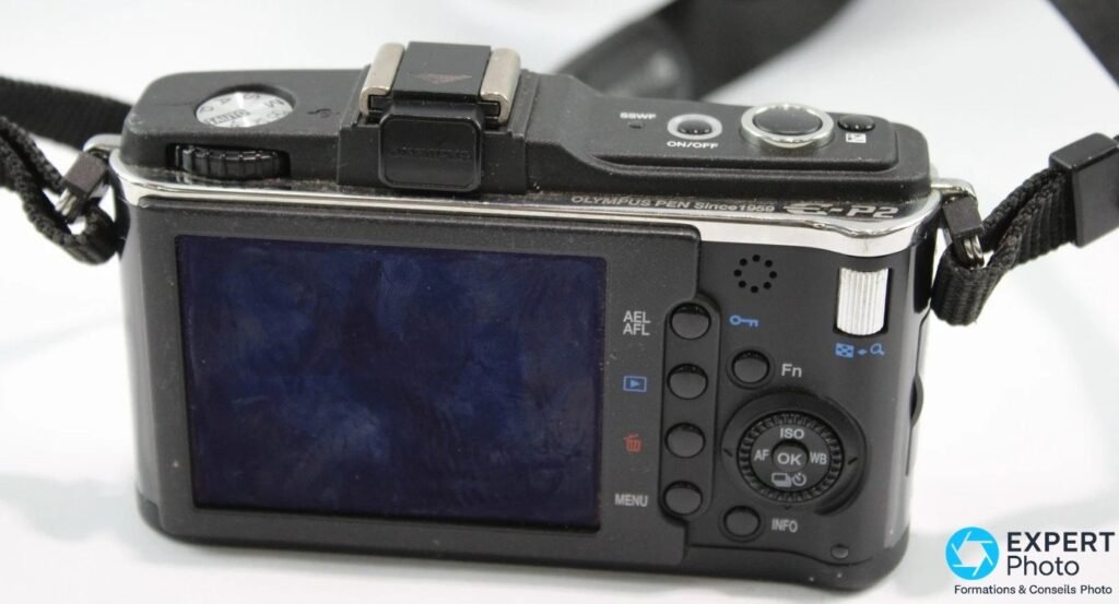 Dos de l'Olympus PEN E-P2, écran LCD 3 pouces, boutons AEL/AFL, MENU, INFO et pad directionnel ISO/AF/OK/WB. 