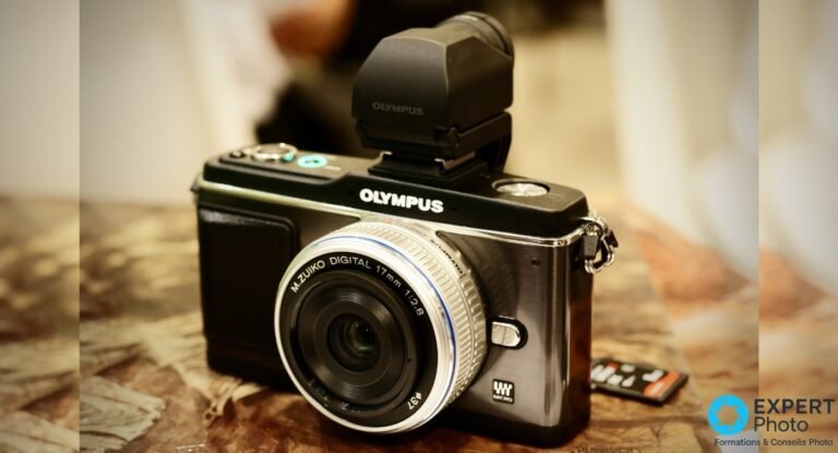 Olympus PEN E-P2 équipé du viseur externe VF-2 et du pancake M.Zuiko Digital 17mm f/2.8, posé sur surface en bois.