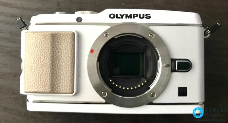 Olympus PEN E-P3 blanc vu de face, boîtier nu avec monture Micro 4/3 ouverte et capteur visible