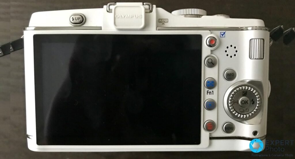 Arrière de l'Olympus PEN E-P3 blanc avec grand écran OLED 3 pouces et boutons Fn1, INFO, MENU visibles 