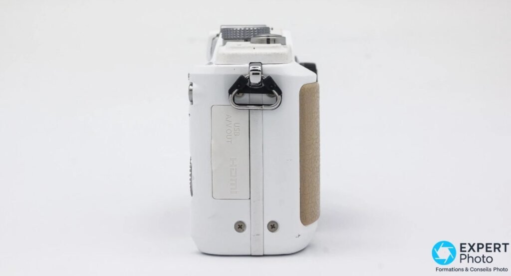 Olympus PEN E-PL2 blanc de profil droit, trappe latérale USB A/V OUT et HDMI fermée