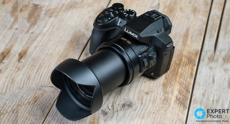 Bridge Panasonic Lumix FZ300 sur pavés avec gouttes d'eau sur le boîtier et l'optique en scène extérieure