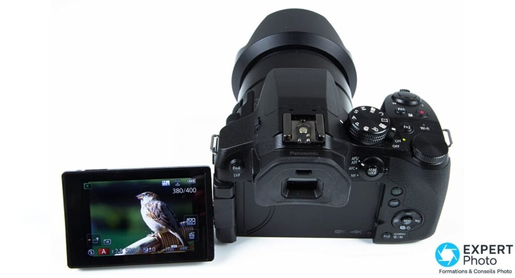 Vue rapprochée de l'objectif Leica DC Vario-Elmarit f/2,8 du Panasonic Lumix FZ300 avec commutateurs latéraux