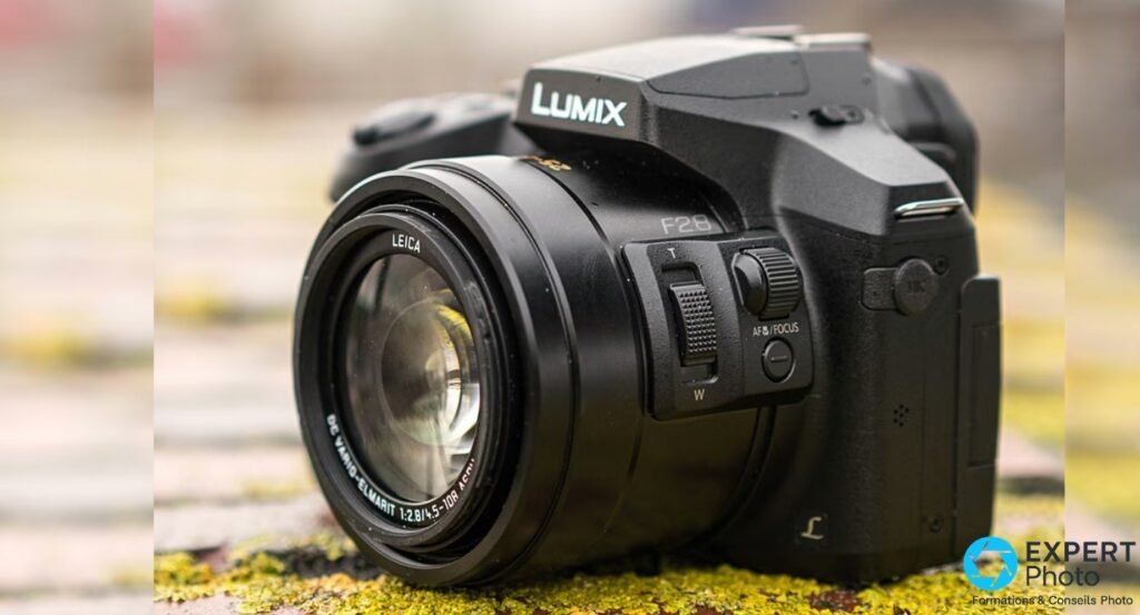 Deux appareils photo Panasonic Lumix côte à côte : le compact LX100 II à gauche et le bridge FZ300 à droite