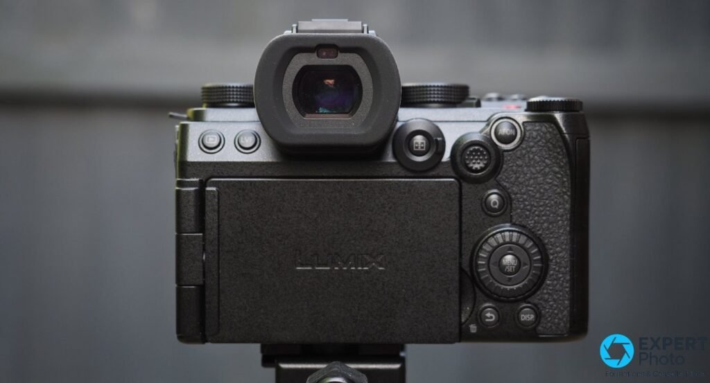 Dos du Panasonic Lumix S5 IIX : viseur OLED, écran orientable replié avec logo LUMIX, joystick, boutons Q et AF-ON.
