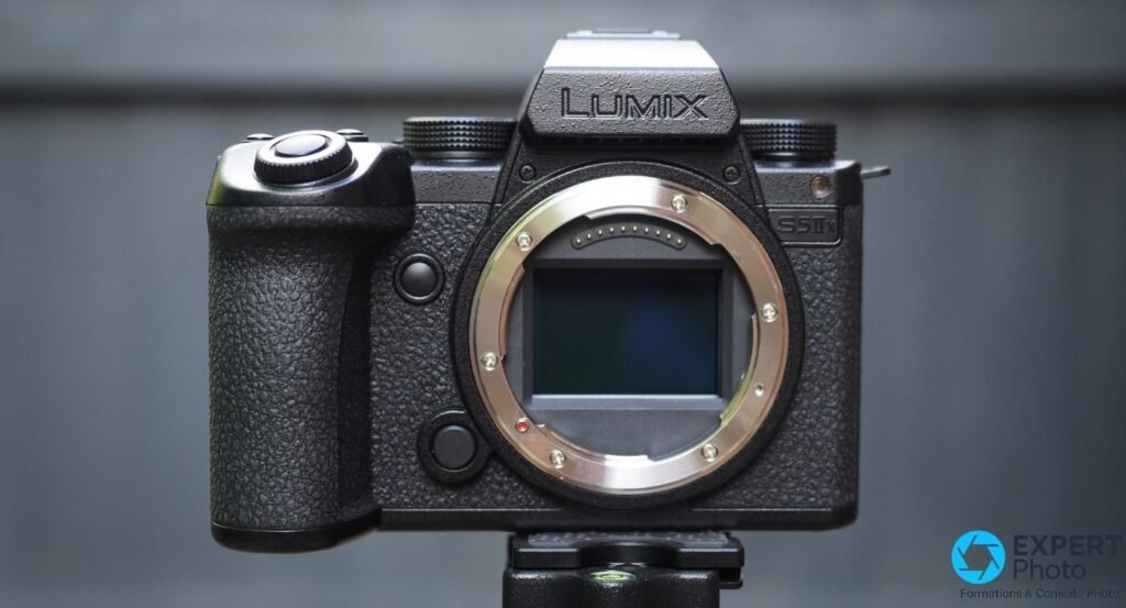 Face avant du Panasonic Lumix S5 IIX sans objectif : baïonnette L-Mount dorée et capteur plein format 24,2 MP apparent.