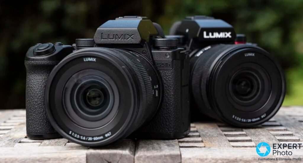 Lumix S5 IIX et Lumix S5 II côte à côte sur bois, deux zooms Lumix S 20-60mm montés, fond végétal flou. 