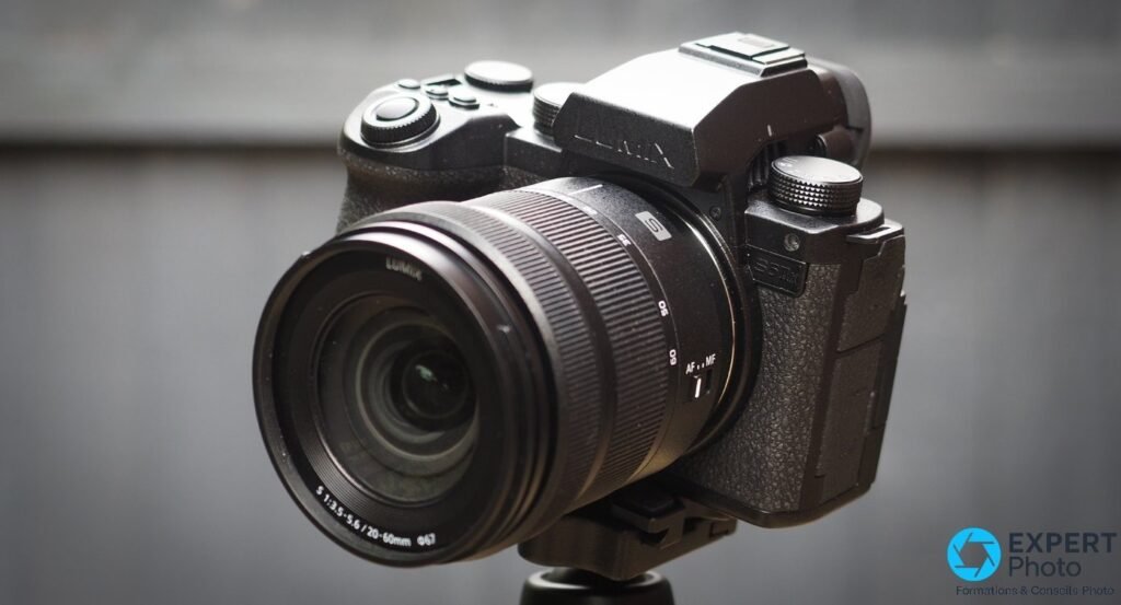 Panasonic Lumix S5 IIX monté sur trépied, vue de trois quarts, zoom Lumix S 20-60mm, badge S5IIx visible sur le flanc.