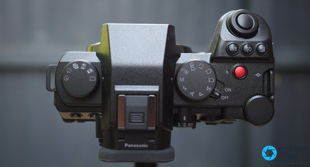 Vue du dessus du Lumix S5 IIX : molettes modes et drive, interrupteur ON/OFF, griffe porte-flash, boutons WB, ISO, EC. 