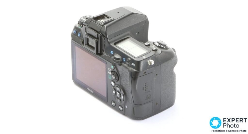 Vue arrière du Pentax K-7, écran LCD fixe 3 pouces, viseur optique, molette arrière et boutons de commande.