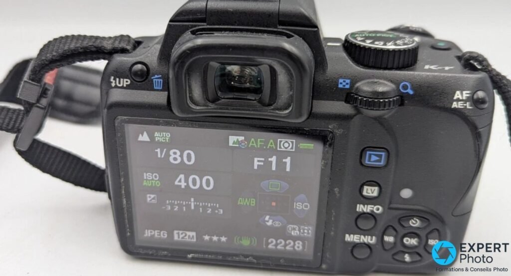  Dos du Pentax K-r avec écran arrière 3 pouces affichant les paramètres d'exposition en mode AUTO PICT 