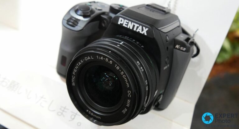 Deux Pentax K-S2 côte à côte en coloris blanc et noir, équipés chacun du zoom SMC Pentax-DAL 18-50mm WR