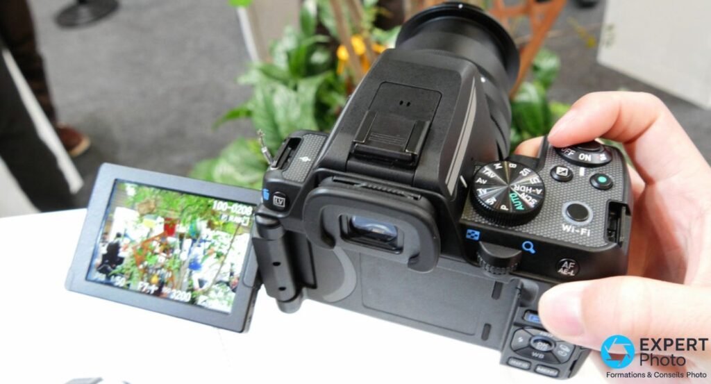 Dos du Pentax K-S2 écran LCD allumé affichant l'interface Q Menu, mode AF.A, ISO AUTO, Shake Reduction activé 