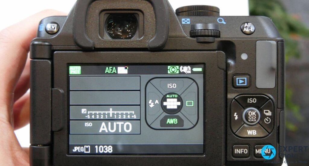 Pentax K-S2 noir avec zoom SMC Pentax-DAL 18-50mm f/4-5.6 DC WR RE, vue face trois quarts avant 