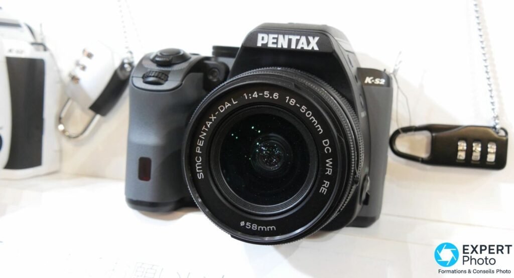 Pentax K-S2 noir face avant avec monture baïonnette K exposée, miroir visible, objectif 18-50 WR démonté