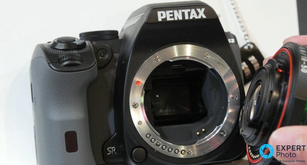 Pentax K-S2 profil gauche avec bouton RAW/Fx, sélecteur AF/MF et trappe d'entrée microphone externe MIC 