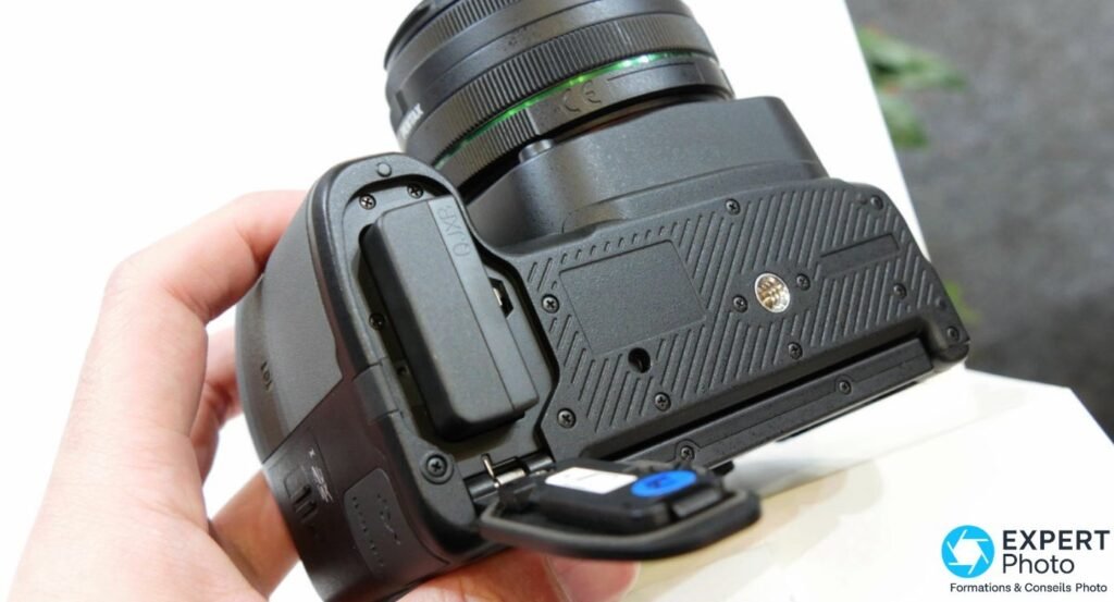 Pentax K-S2 vue de dessus, molette de modes avec positions AUTO, SCN, M, P, Av, Tv, TAv, Sv et bouton Wi-Fi 