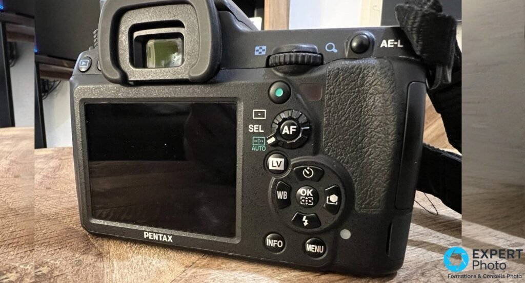 
Face arrière du Pentax K-5 II : écran LCD, œilleton, molette AF/SEL/AUTO, bouton LV, pavé OK avec WB, INFO, MENU. 
