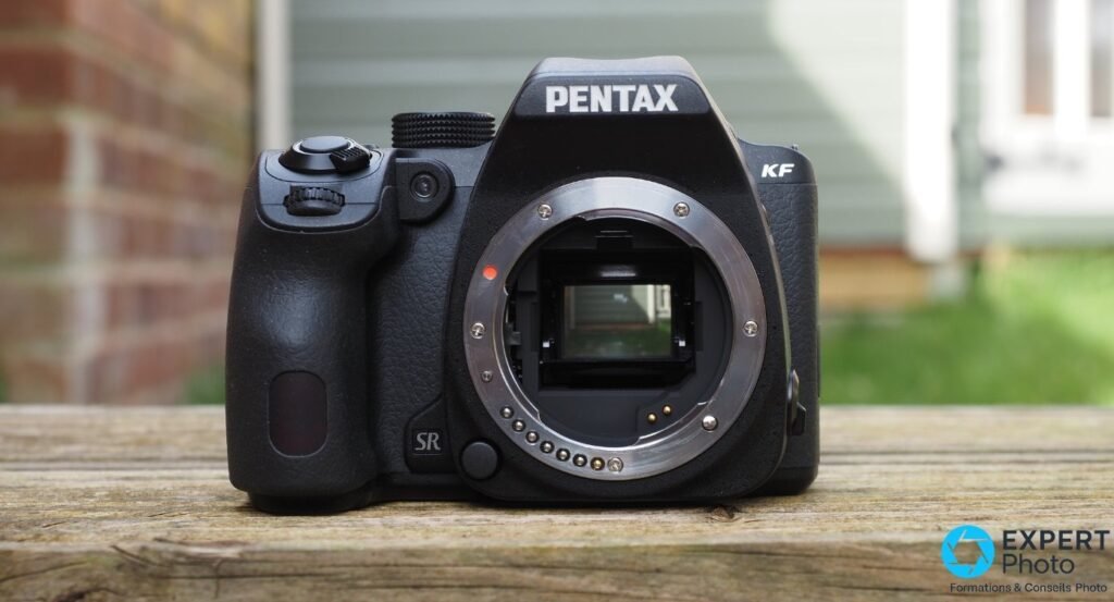 Pentax KF face avant sans objectif, monture K-Mount nue, capteur APS-C visible, logos PENTAX et KF