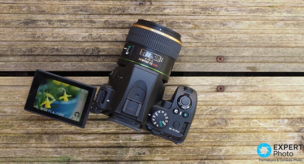 Pentax KF avec objectif Pentax 55 mm f/1.4 SDM, écran articulé affichant une photo de jonquilles à 1/2000 f/1.4 ISO 200