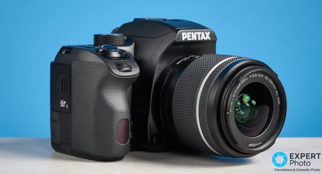 Pentax KF face 3/4 avant studio fond bleu avec objectif smc Pentax-DAL 18-55 mm f/3.5-5.6 AL WR monté