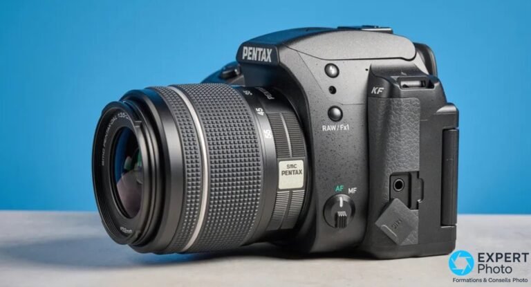 Pentax KF studio fond bleu avec objectif smc Pentax-DAL 18-55 WR, logos PENTAX et KF visibles, vue 3/4 avant