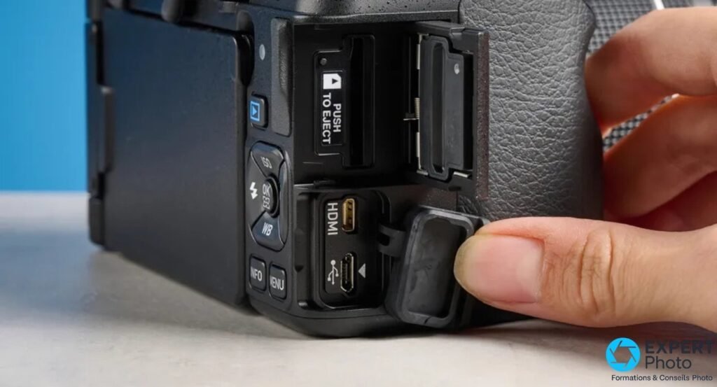 Pentax KF vue rapprochée de la trappe carte SD (Push To Eject) et des ports HDMI et micro-USB ouverts 