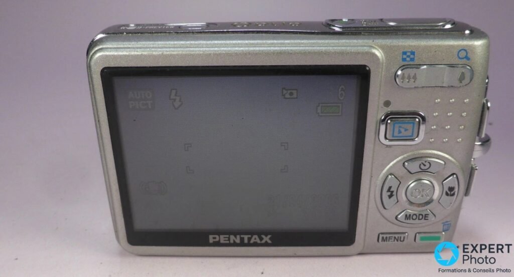 Pentax Optio A20 silver vu de dos, écran LCD 2,5 pouces actif, logo Pentax, boutons MENU et MODE.