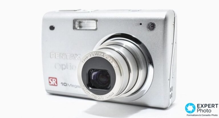 Pentax Optio A30 argenté, face avant en 3/4, objectif zoom Pentax 7,9-23,7 mm déployé, flash et logo SR visibles