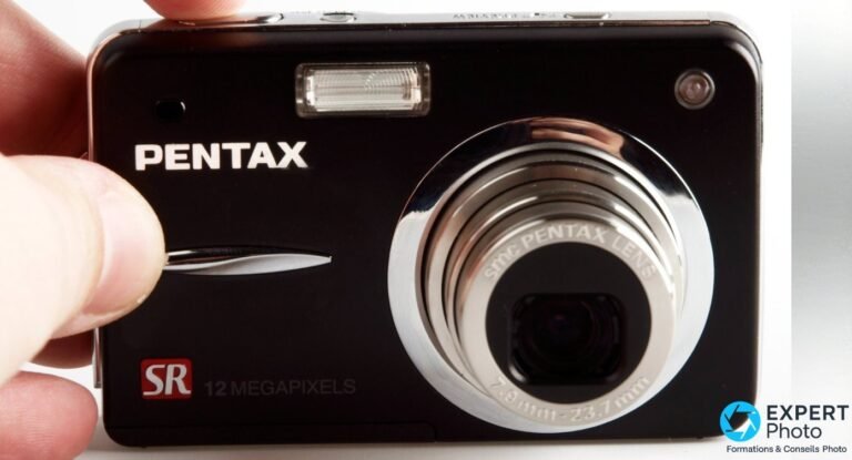 Pentax Optio A40 noir vu de face, flash intégré, logo SR 12 mégapixels, objectif smc PENTAX LENS 7.9-23.7mm déployé.