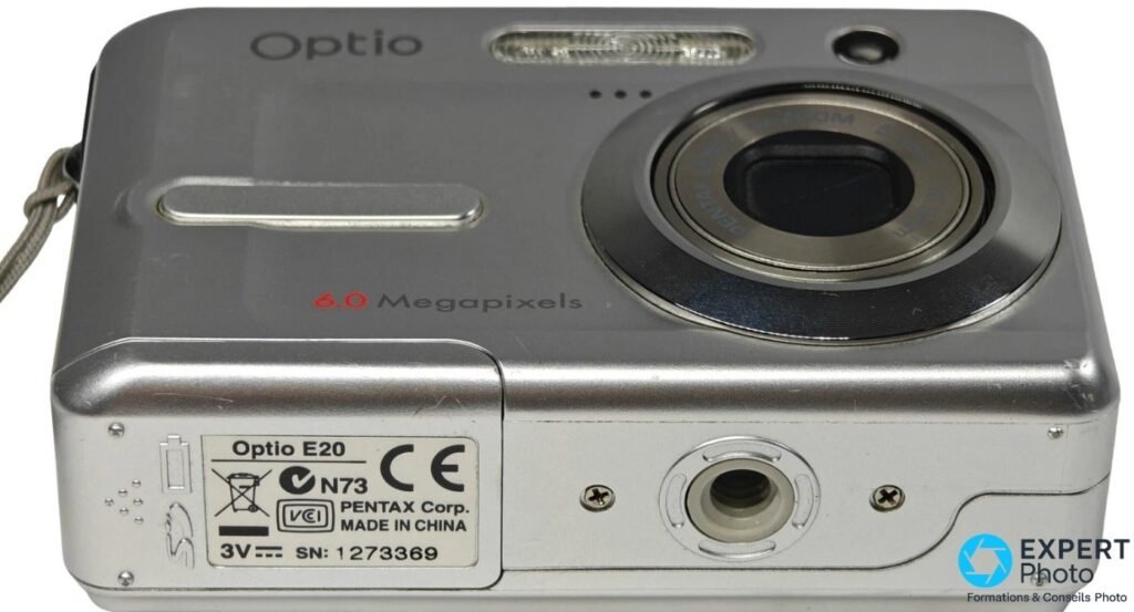 Pentax Optio E20 vu du dessous, plaque PENTAX Corp et filetage trépied central